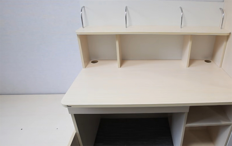 사실에 비치된 책상