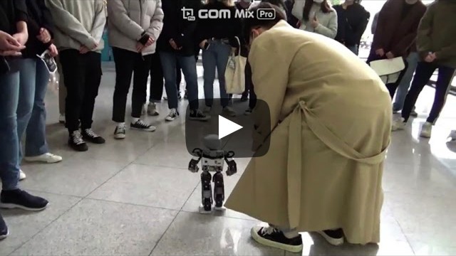 전자로봇공학과 마스코트 휴머노이드 로봇의 축구 솜씨